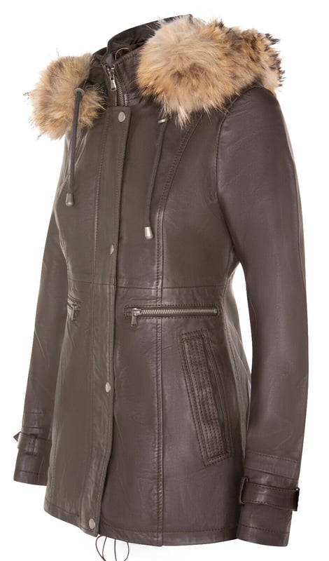 Verhoog je winterstijl met ons leren damesparkajack, een perfecte mix van minimalistische verfijning en warmte. Deze jas is gemaakt van 100% premium, ultrazacht nappaleer en biedt zowel luxueus comfort als een tijdloze uitstraling. Dit is wat hem onderscheidt:  
 Afneembare, met bont gevoerde capuchon: De jas wordt geleverd met een met bont gevoerde capuchon, die zorgt voor warmte en comfort tijdens de winter terwijl het een stijlvol tintje toevoegt aan het algehele ontwerp. 
 Knoopsluiting: In plaats van de typische ritssluiting heeft deze jas een een knoopsluiting over de YKK-ritssluiting, waardoor een meer klassieke en verfijnde esthetiek ontstaat. 
 Verstelbare gespen: Gespen op de manchetten zijn toegevoegd verstelbaarheid, waardoor je de pasvorm kunt aanpassen en ervoor kunt zorgen dat de mouwen ademend blijven voor langdurig comfort. 
 Verlengde tailleritsen: Twee verlengde horizontale ritsen Ritsen lopen over de taille, bieden voldoende opbergruimte en voegen een moderne twist toe aan het ontwerp van de parka. 
 Hoge trechterkraag: De hoge trechterkraag kan worden vastgemaakt met een YKK-rits over de volledige lengte, die extra bescherming biedt tegen kou en wind.  Met zijn strakke en minimalistische ontwerp is deze leren damesparka een veelzijdige toevoeging aan je wintergarderobe, waarbij mode en functionaliteit moeiteloos worden gecombineerd
