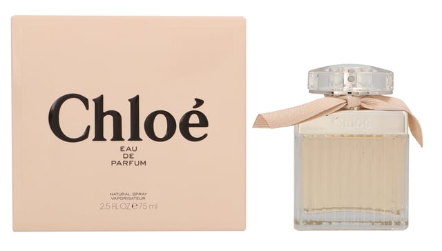 Chloe Eau de Parfum ist ein blumiger Damenduft, der von Amandine Clerc-Marie und Michel Almairac kreiert und 2008 von Chloé auf den Markt gebracht wurde. Der Duft hat eine Kopfnote aus Pfingstrose, Litschi und Freesie, eine Herznote aus Rose, Maiglöckchen und Magnolie und eine Basisnote aus Virginia-Zeder und Amber. Der Duft ist eine wunderbare Mischung aus blumigen Noten, vor allem Rose, Pfingstrose und Magnolie, und pudrigen Tönen. Er ist hübsch, sehr unaufdringlich und hat eine fröhliche, saubere, luxuriöse Ausstrahlung. Dieser Duft ist das ganze Jahr über gut, eignet sich aber besonders gut für den Frühling.