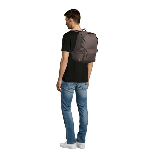 Hoofdcompartiment met rits. Voorzak met rits. Nylon draaghandvat. Verstelbare gewatteerde en versterkte riemen. Gewatteerde rug. Materiaal: 600D Polyester. Afmetingen: 40 x 28 x 14 cm.