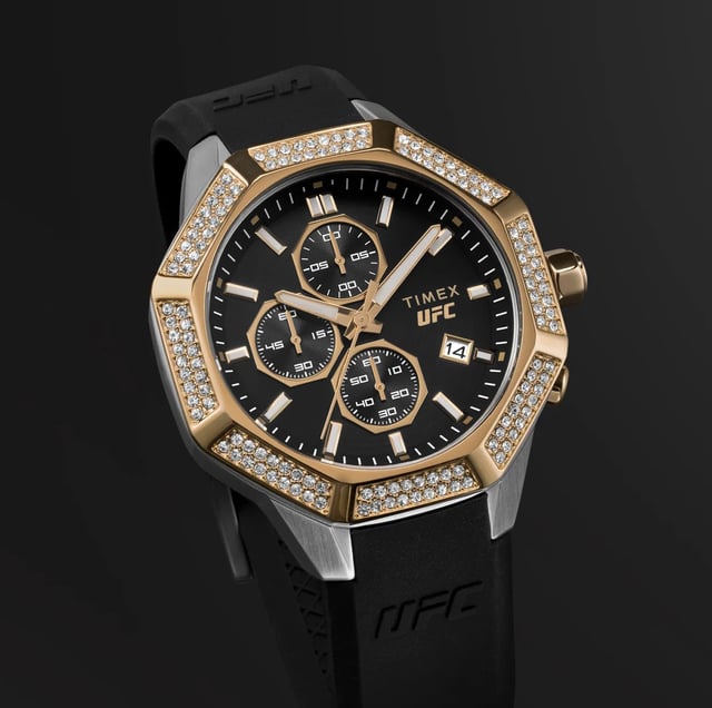 Deze Timex Ufc King Chrono Chronograaf Horloge voor Mannen is het perfecte tijdpiece om te dragen of om cadeau te geven. De veelzijdige 45 mm ronde kast in combinatie met de comfortabele zwarte siliconen horlogeband zorgt ervoor dat je geniet van dit verbluffende tijdpiece zonder compromissen. Aangedreven door een hoogwaardig kwartsbeweging en waterdicht tot 5 bar, blijft jouw horloge tikken.