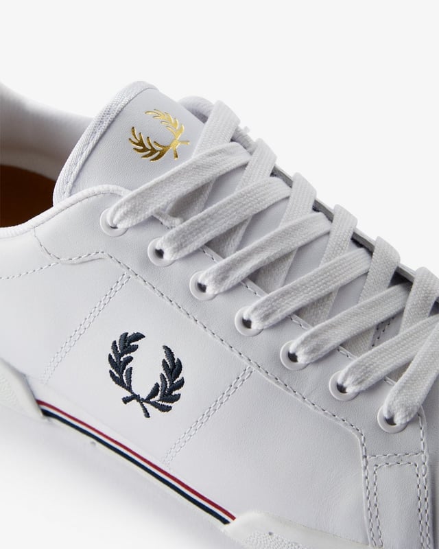 Sneaker mit einem weichen Obermaterial aus hochwertigem Vollnarbenleder für ein edles Aussehen und ein angenehmes Tragegefühl. Entworfen mit umweltfreundlichen recycelten Polyester-Schnürsenkeln und einer strapazierfähigen Gummisohle für den ganztägigen Komfort und Grip.