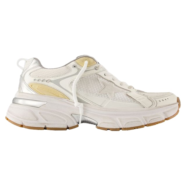 Main material: smooth calfskin.Lining: leather.Closure: top laces.Toe: round.Fit: true to size - Sizing: European.