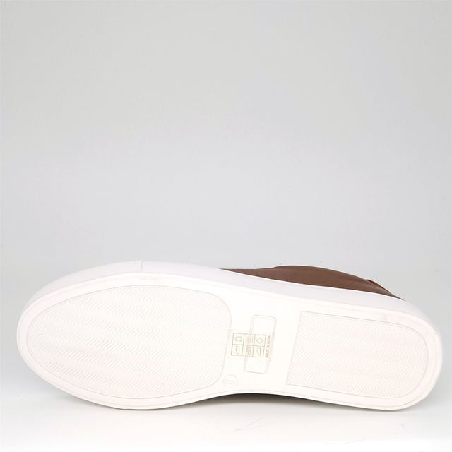 Discover Romford, combining classic design with complete comfort for the ultimate everyday trainer. The minimal and chic styling makes them the perfect partner for all of your smart-casual looks.