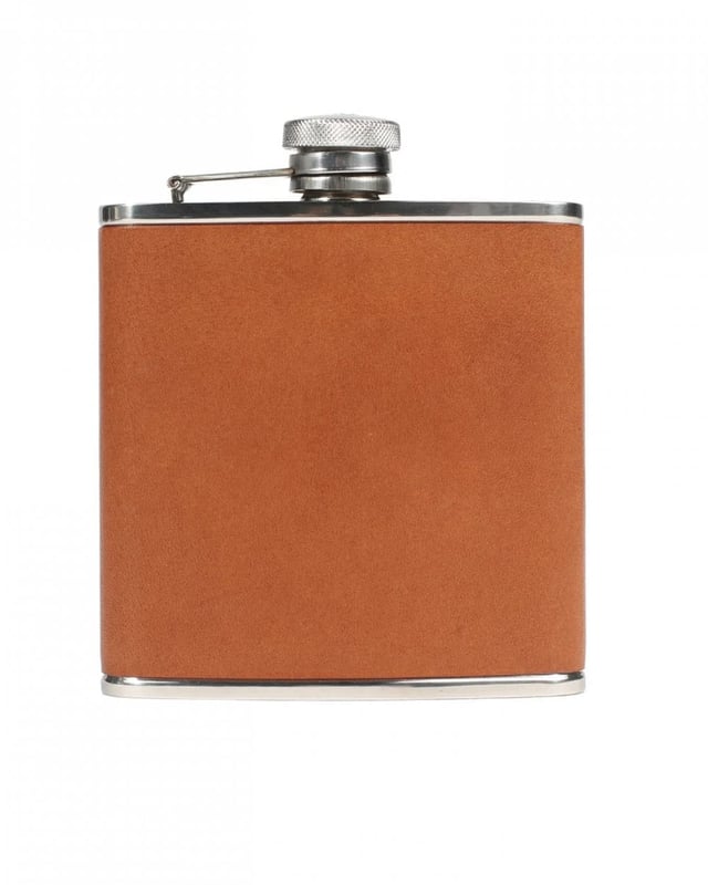 Crafted using premium quality vegetable tanned leather, Walton is a classic hip flask that's designed to stand the test of time. Perfect for a trip to the rugby, hiking in the hills or just keeping handy 'in case', it's the ideal gift for the man who has everything.

Stainless steel
Vegetable tanned leather
Debossed logo
Knurled steel cap