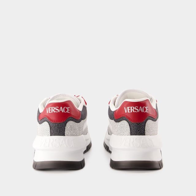 Versace Odissea Sneakers - - Piel - Negro Colores: NEGRO - Negro+Rojo Labial-Paladio. Material: CUERO. PIEL DE BECERRO. Cierre: cordones en la parte superior. Forma de la punta: redonda. Ajuste: fiel a la talla - Tallaje: americano.
