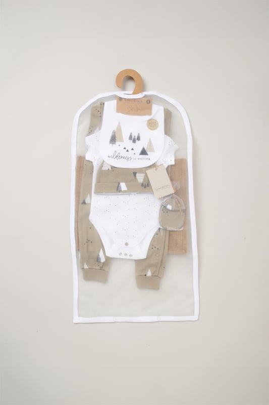 This Homegrown Baby printed 5-Piece Gift Set includes a cosy all-in-one, bodysuit, hat, and mitts. Made from soft 100% organic cotton, the set features 'Grow with Me' functionality for adjustable fit. Packaged in a mesh bag, it's the perfect gift for welcoming a new baby.