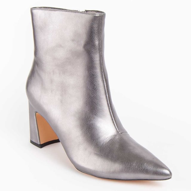 Women's ankle boots with heel. Comfortable fit. Cushioned natural leather insole. Manufactured by other brands for our brand. Approximate measurements: 7 cm heel, 17 cm high and 10 cm wide.