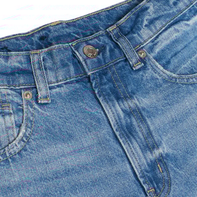 Estos jeans de tipo wide leg y tiro medio presentan un estilo desenfadado y moderno con detalles desgastados y rasgados en la parte frontal, que añaden un toque rebelde y casual al diseño. 

Su corte amplio desde la cadera hasta el tobillo garantiza comodidad y libertad de movimiento, mientras que el clásico diseño de cinco bolsillos mantiene la funcionalidad tradicional de los vaqueros. 

Perfectos para quienes buscan un look juvenil, relajado y lleno de personalidad, estos jeans combinan comodidad y estilo de manera equilibrada.
 Composición: 100% Algodón
 Cuidados:
- Lavar a máquina con agua fría.
- Utilizar colores similares en el lavado.
- Evitar el uso de blanqueadores.
- Secar a baja temperatura en secadora.
- Planchar a baja temperatura.
- No lavar en seco.