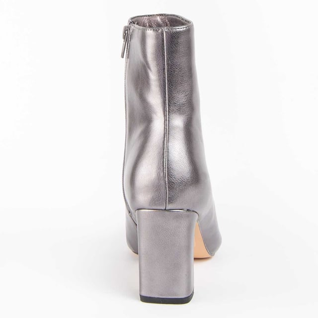 Women's ankle boots with heel. Comfortable fit. Cushioned natural leather insole. Manufactured by other brands for our brand. Approximate measurements: 7 cm heel, 17 cm high and 10 cm wide.