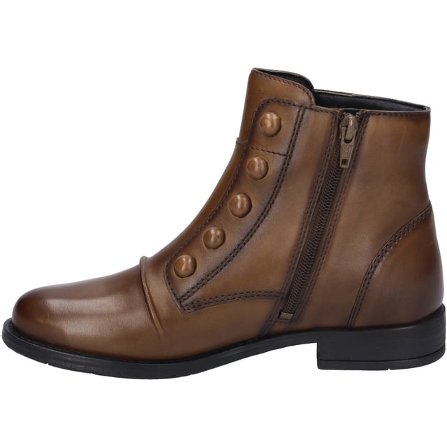 Entdecke die Eleganz und das unvergleichliche Tragegefühl mit der Stiefelette Simona 04 von JOSEF SEIBEL in der faszinierenden Farbe Cognac. Dieser Damenschuh vereint modernen Komfort mit der Perfektion in Passform und Funktion, umschmeichelt von hochwertigen Materialien. Gefertigt aus feinstem Nappa-Rindsleder, bietet dieses Modell durch seine Verarbeitung in der besonderen AGO-Machart - eine leichte und formbeständige Konstruktion, bei der das Obermaterial sanft mit der Innensohle verklebt und die Laufsohle anschließend aufgeklebt wird - eine dauerhafte Qualität und Haltbarkeit. Die TR-Sohle, ein thermoplastischer Kautschuk, zeichnet sich durch ihre gute Rutschfestigkeit und Langlebigkeit aus und ist dabei leichter als traditionelle Gummisohlen. Für ein individuelles Tragegefühl lässt sich die Innensohle aus Leder problemlos herausnehmen und durch ein persönliches orthopädisches Fußbett ersetzen. Der praktische Reißverschluss erleichtert das An- und Ausziehen, während der Blockabsatz mit einer Höhe von 2 cm für einen sicheren Stand sorgt. Ideal für die Freizeitgestaltung im Herbst, lässt sich die Simona 04 Stiefelette sowohl beim entspannten Stadtbummel als auch bei Outdoor-Aktivitäten tragen. JOSEF SEIBEL setzt mit diesem Schuh auf Slow Fashion - eine bewusste Entscheidung gegen die schnelllebige Fast Fashion - und unterstreicht damit das Engagement für Nachhaltigkeit und Qualität. Lasse dich von diesem Schuhwerk auf Schritt und Tritt begleiten und genieße das Gefühl von Wohlsein und Bequemlichkeit in jeder Situation.