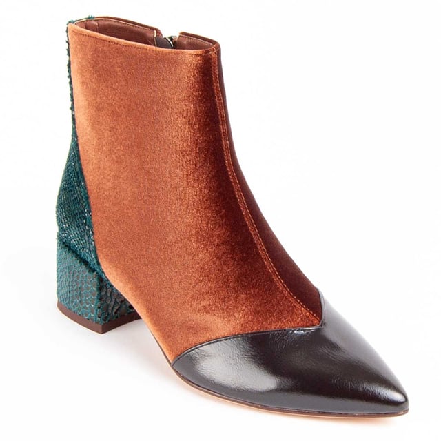 Women's ankle boots with heel. Comfortable fit. Cushioned natural leather insole. Manufactured by other brands for our brand. Approximate measurements: 6 cm heel, 14 cm high and 10 cm wide.