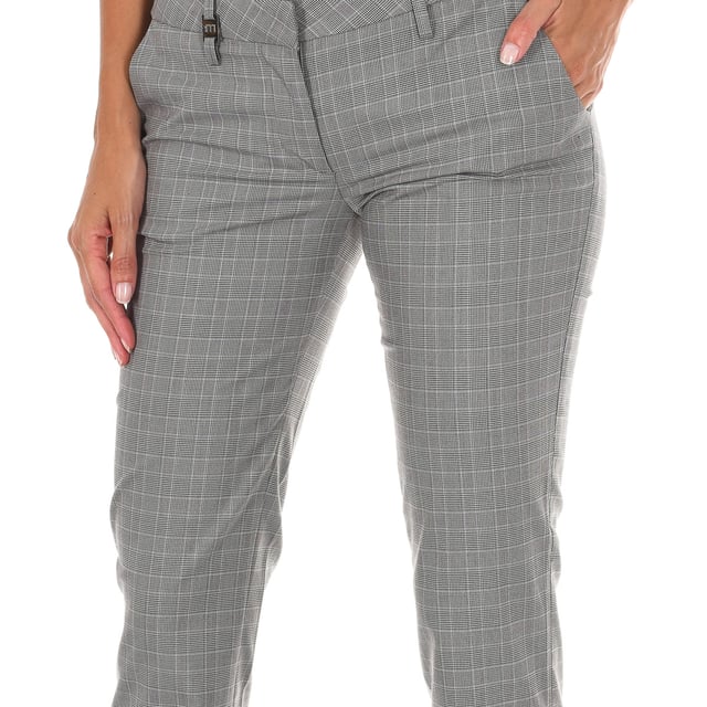 Lange broek.
 Taille met riemlussen.
 Knoop- en ritssluiting aan de voorkant.
 Twee zakken aan de voorkant.
 Twee valse zakken op de achterkant.
 Rechte onderkant.
 Naden in toon zichtbaar.
 Samenstelling: 69% polyester, 29% viscose, 2% elasthaan
 Onderhoud:
- Maximaal wassen op 40ºC.
 - Strijken op gemiddelde temperatuur. max. 110ºC.
 - Je kunt een droger gebruiken.
 - Geen bleekmiddel gebruiken.
 - Kan niet chemisch gereinigd worden.