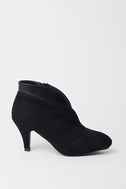 Introducing our sleek and stylish black leather ankle boot, designed to elevate your footwear game. Crafted with precision, these snug-fitting boots feature a pointed toe for a touch of sophistication. Made from high-quality leather, they offer both durability and comfort, making them the perfect choice for any occasion. Step out in confidence and make a statement with these timeless black leather ankle boots.
