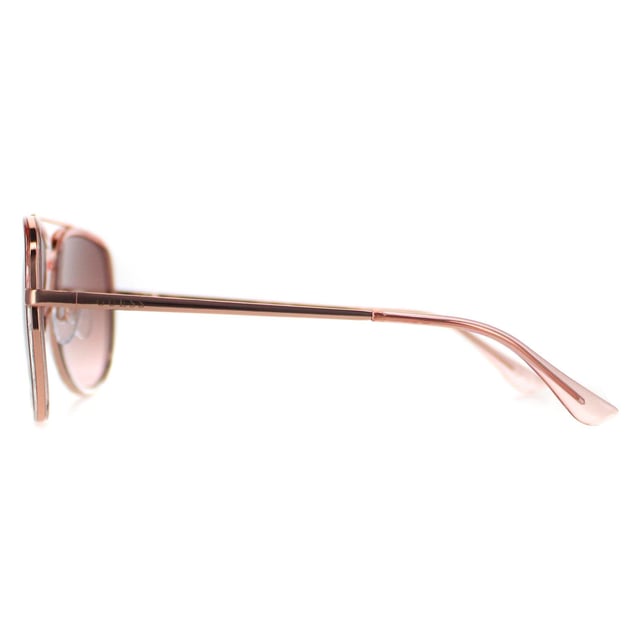 Las gafas de sol Guess Aviator Womens Shiny Pink Smoke Gradient GF0417 son una llamativa silueta de aviador que irradia confianza y estilo, perfecta para hacer una atrevida declaración de estilo. Meticulosamente elaboradas con una montura ligera pero resistente, estas gafas de sol priorizan la comodidad y el estilo duradero, mientras que el icónico logotipo de Guess adorna discretamente las patillas, encarnando una artesanía superior y un gusto refinado. Estas gafas de sol no son sólo un accesorio de moda, sino que ofrecen una protección ocular de primer nivel con lentes de alta calidad que garantizan una magnífica protección contra los rayos UV, aportan claridad y reducen el deslumbramiento.