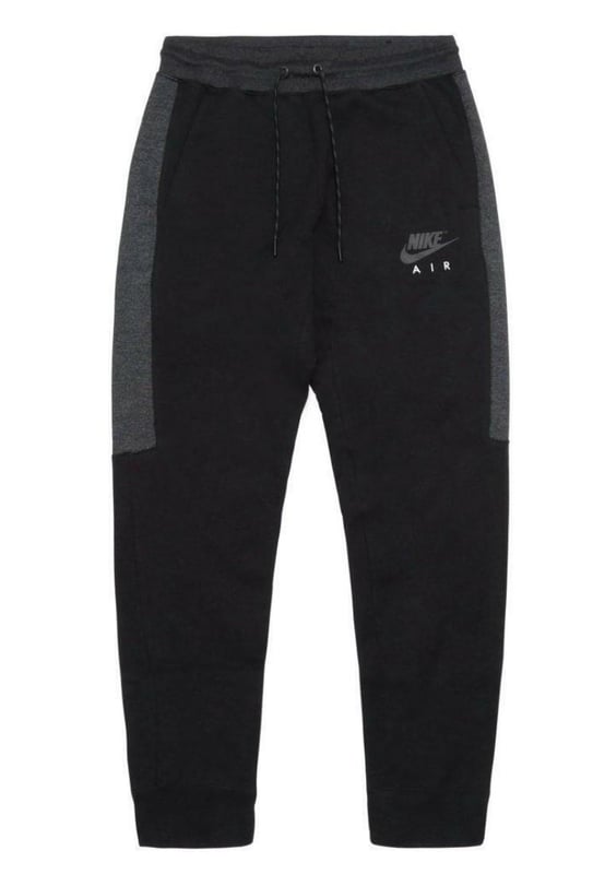 Nike Air Herren-Vollfleece-Trainingsanzug-Set.
3-teilige Kapuze mit hohem Halsausschnitt für Wärme und Bedeckung.
Abgesetzte Schulternähte bieten eine entspannte Passform.
Nike Air auf der Kapuze gedruckt.
Kapuze mit kontrastfarbenen Einsätzen.
Ein "Air"-Emblem auf der Kapuze.
Nike Air Jogger mit elastischen Bündchen und verstellbaren Kordelzügen an der Taille.
Nike Air Unterschrift und Swoosh Branding.
Jogger enthält zwei Seitentaschen und eine auf der Rückseite.
Weiches Fleece-Futter.