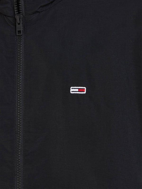 GBDeze jas voor heren van Tommy Jeans is gemaakt van gerecycled polyamide (duurzaam). Dit model heeft een opstaande kraag, lange mouwen en een ritssluiting.details van deze jas:2 steekzakken