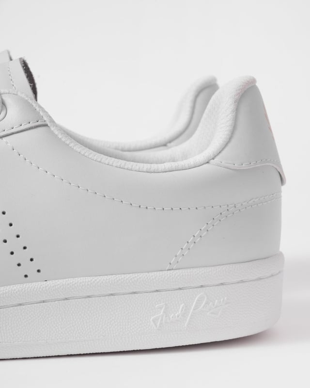 Sneaker vervaardigd met een zachte leren bovenkant van volnerfleer voor een hoogwaardige afwerking. Voorzien van geperforeerde zijpanelen voor verbeterde ademendheid en stijl. Geplaatst op een duurzame rubberen zool voor betrouwbare grip en de hele dag comfort.
