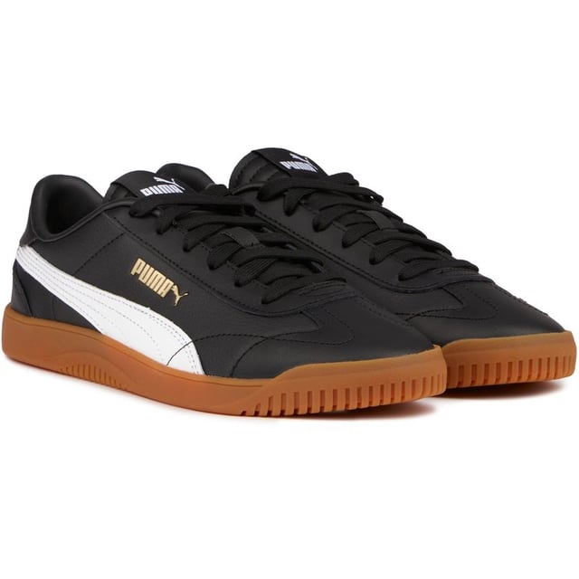 Eine zeitlose Ergänzung der Trainer-Kollektion von Puma, die Club Leather Court Trainers vereinen alle Eigenschaften der legendären Retro-Designs, wie die klaren Linien und die robuste Bauweise, fügen jedoch perfekte Details und eine weiche, gepolsterte Innensohle hinzu. Heritage-inspiriert, aber perfekt aktuell, halten diese schlanken, aber einfachen Trainer junge Füße den ganzen Tag über bequem und sorgen für einen voll im Trend liegenden Look.