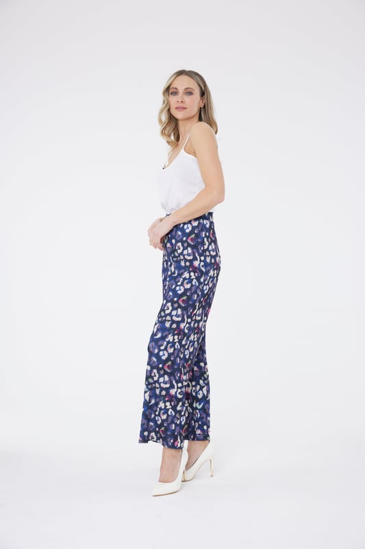 Nuestros pantalones de pierna ancha serán tu prenda favorita esta temporada. Tienen una cómoda cintura elástica y una caída ligera que los hace perfectos para la temporada de primavera-verano. Este estampado hace una declaración y la pierna ancha realmente favorece tus curvas. Son perfectos para cualquier look de día o de noche. Combínalos con una camiseta blanca o vístelos con tu blusa favorita para la noche.

95% Poliéster, 5% Elastano

Lavado a máquina a 30°