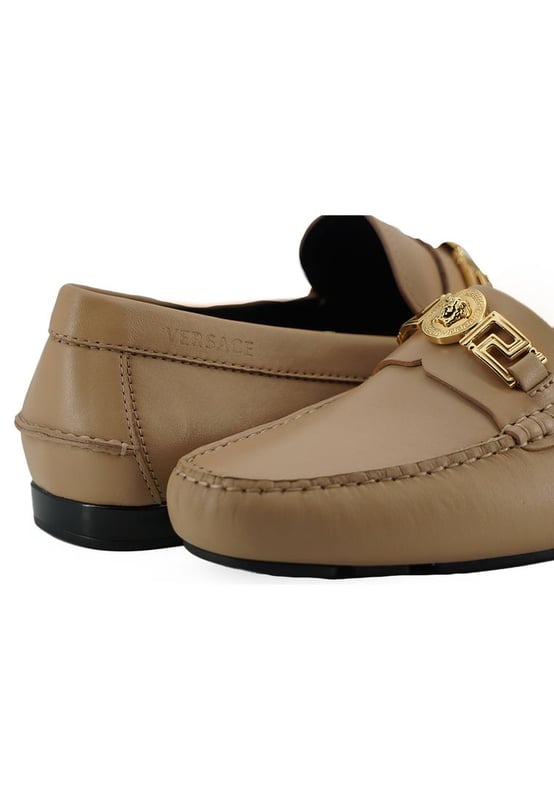 Mocasines De Piel De Becerro Autenticos A estrenar con caja etiquetas y bolsa para el polvo.
Mocasines para hombre 100% autenticos de Versace.
Confeccionado en piel de becerro beige.
Herrajes metalicos dorados con detalles de Medusa y logotipo.
Modelo: Driver 1009707.
Color: Beige.
Mat.