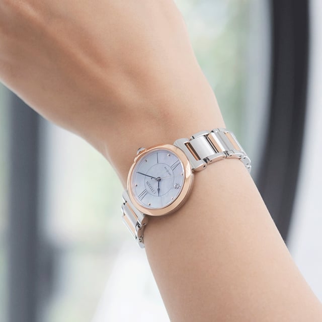 Diese Citizen  Analog Uhr für  Damen ist das perfekte Accessoire zum tragen oder verschenken. Ihr Mehrfarbig 29 mm Rund Gehäuse kombiniert mit dem bequemen Silber Armband aus  Edelstahl garantiert, dass Sie diese atemberaubende Uhr kompromisslos genießen werden. Angetrieben von einem hochwertigen Eco-Drive Uhrwerk und wasserdicht bis 5 bars, läuft Ihre Uhr stets weiter. ECO-DRIVE - Eco-Drive ist eine 40 Jahre alte Kerntechnologie von CITIZEN, die selbst bei schwachem Licht Strom erzeugt und es Uhren ermöglicht, auch im Dunkeln über sechs Monate lang zu laufen. Diese Analog-Uhr verfügt über eine funktion: Solar Diese hochwertige Uhr hat ein Silber Edelstahl Band ( 19 cm Länge und 14 mm Breite) mit einer Faltschließe Gehäusedurchmesser: 29 mm,Gehäuse Höhe: 8 mm, Gehäusefarbe: Mehrfarbig, Zifferblattfarbe: Perlmutt