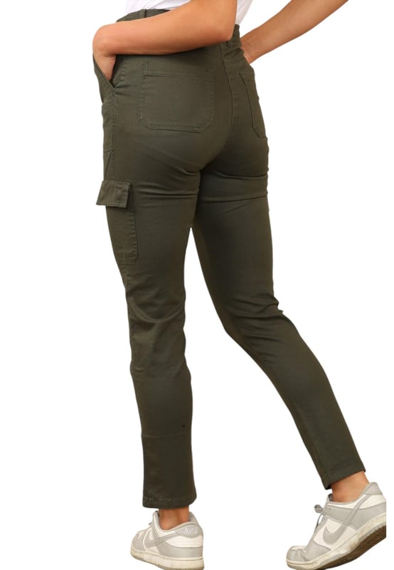 Dames Cargo Chino Skinny Fit Broek. - Binnenbeenlengte Kort is 25 inch, Normaal is 27 inch Lang is 29 inch. - - . Dicht op het lichaam gesneden in een skinny pasvorm met een flatterende hoge taille. - - .   Gemaakt van katoen met extra stretch voor bewegingsvrijheid. - - .   Enkels met rits, zakken met drukknopen en twee zijzakken. - - . Knoopsluiting, Ritssluiting.  Ongevoerd, hoog getailleerd, extra stretch. - Ideaal voor casual, kantoor en perfect voor actieve weekenden.