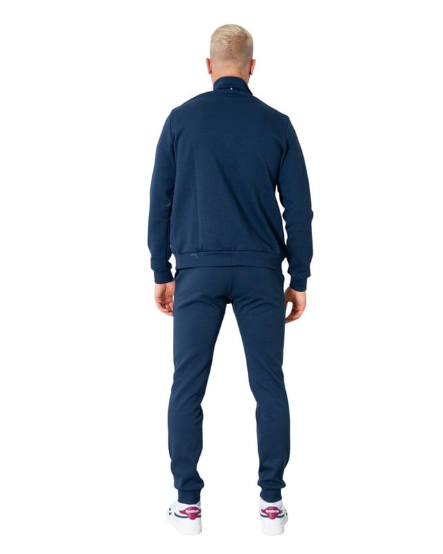 Marke: Le Coq Sportif Geschlecht: Herren Typ: Sweatshirts Saison: Herbst/Winter PRODUKTBESCHREIBUNG • Farbe: blau • Muster: Druck • Verschluss: mit Reißverschluss • Ärmel: lang ZUSAMENSETZUNG UND MATERIAL • Zusammensetzung: -15% Baumwolle -85% Polyester • Waschen: Maschinenwäsche bei 30° -15% Baumwolle -85% Polyester