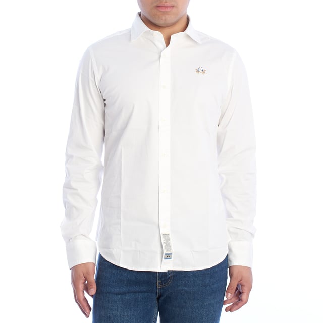 Camisa clásica de hombre La Martina. 

Una prenda imprescindible en el armario masculino que equilibra a la perfección estilo y funcionalidad. Esta camisa de La Martina destaca por su diseño atemporal y detalles sofisticados que reflejan la esencia de la marca.

Detalles:

- Camisa de manga larga con cierre frontal de botones.
- Diseño de corte ajustado que se adapta perfectamente al cuerpo.
- Confeccionada en algodón de alta calidad, ligero y transpirable.
- Logotipo de La Martina bordado en el pecho.
- Puños ajustables con doble botón para un mejor ajuste.
- Cuello clásico que se adapta a cualquier look.
- Dobladillo curvado que facilita su uso por dentro o fuera del pantalón.
- Etiqueta decorativa en la parte inferior que refuerza la autenticidad de la marca.
- Corte recto que asegura un calce cómodo y estilizado.

Una camisa manga larga versátil que combina elegancia y comodidad, ideal para ocasiones formales o para elevar un look casual. Perfecta para quienes valoran la calidad y los detalles de diseño exclusivos.
 Composición: 97% Algodón, 3% Poliéster
 Cuidados:
- Lavar máximo a 30°C en ciclo delicado.
- No usar lejía ni blanqueadores.
- Planchar a baja temperatura, preferiblemente del revés.
- No usar secadora.