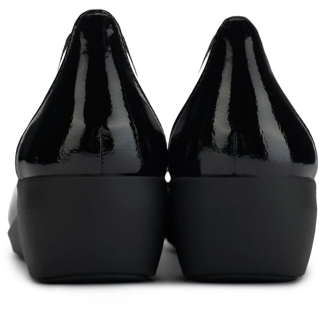Zapatos negros Jana de charol para niñas, fabricados con sintético y suela de goma. Características: diseño de charol, detalle de lazo, plantilla acolchada y altura del tacón de 4 cm.