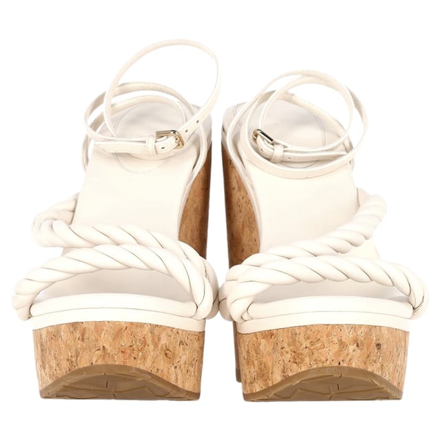 Jimmy Choo Diosa Wedge Rope Strap Sandals in White Leather VINTAGE, RRP AS NEW
Elevate your summer style with the Jimmy Choo Diosa Wedge Rope Strap Sandals in pristine white leather. These stunning sandals feature a sophisticated wedge design that adds height while ensuring comfort for all-day wear. The chic rope straps provide a unique and stylish twist, beautifully complementing the sleek leather finish. Perfect for casual outings or more polished events, these versatile sandals effortlessly transition from day to night. Embrace effortless elegance with these must-have sandals that bring a touch of luxury to your warm-weather wardrobe.
Jimmy Choo Diosa Wedge Rope Strap Sandals in White Leather
Condition: Very good
Signs of wear: Include Box., Minor signs of wear.
Packaging: Box, Dust bag
Color: White
Material: Leather
Size: EU43/UK10/US13
Measurements: Heel height: 140; Insole length: 320
SKU: NAPPUGBSH398016W