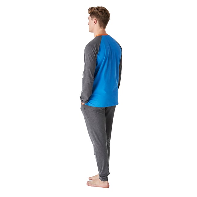 Eleva tu confort nocturno con nuestra pijama de algodón para caballero, diseñada para brindarte una experiencia de descanso inigualable.

La camiseta cuenta con mangas largas que ofrecen calidez y comodidad, ideales para las noches frescas. Además, su clásico cuello redondo aporta un toque versátil y estilizado, perfecto para cualquier ocasión casual.

El pantalón incluye prácticos bolsillos laterales, perfectos para llevar pequeños objetos, y una cintura elástica regulable con cordón que asegura un ajuste personalizado y cómodo. Además, cuenta con puños en los tobillos, que aportan un toque moderno y garantizan un mejor ajuste.

Confeccionada en suave algodón, esta pijama combina funcionalidad y estilo, convirtiéndola en la opción perfecta para tus momentos de relax en casa. 

Disfruta de una noche de descanso reparador y despierta renovado cada mañana. ¡Haz de tu rutina nocturna un verdadero placer!
 Composición: Camiseta: 100% Algodón; Pantalón: 60% Algodón, 40% Viscosa
 Cuidados:
- Lavar en máquina máx 30ºC.
- Centrifugado corto.
- No usar secadora.
- Planchar máx 110ºC.