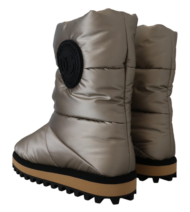 Dolce & Gabbana Men's Silver Padded Mid Calf Winter Shoes Boots Brand: DOLCE & GABBANA
Model: Mid calf boots
Material: 100% Polyester nylon
Color: Silver Platino
Rubber sole
Zipper closure
Logo details
Made in Italy
Material: 100% Polyester nylon