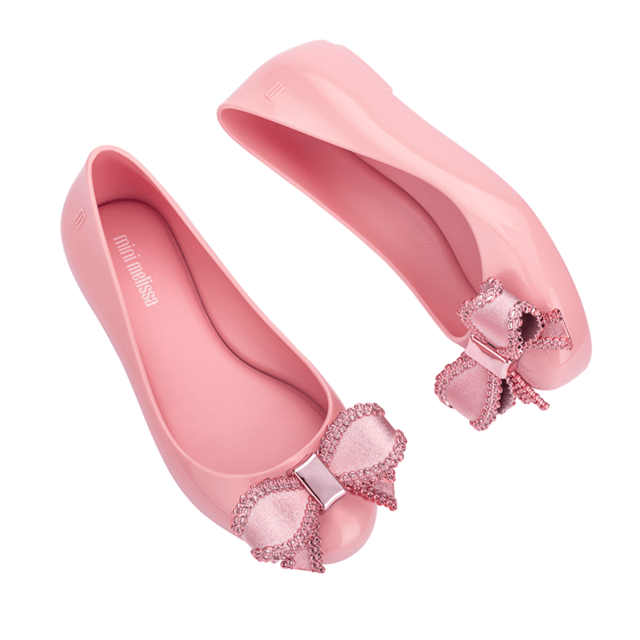 Dress your baby girl to the nines with the Mini Melissa Sweet Love IV! The maxi bow on the vamp adds a romantic twist and a delicate touch to the ballerina. Only the top of the foot is left exposed, and an extra strap with a buckle ensures a snug fit and extreme stability for your mini. The insole is notably comfortable and the color palette is to die for!