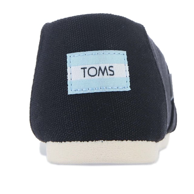 Espadrilles Toms Alpargata en coton recyclé pour femme en noir.- Dessus, doublure et semelle de propreté en coton recyclé composés à 50 % de coton recyclé.- Couture à la pointe et V élastique pour se chausser et se déchausser facilement.- Design Alpargata classique.- Gore élastique pour se chausser et se déchausser facilement.- Semelles intérieures personnalisées fabriquées avec 50 % d'éco-contenu, y compris de la mousse PU recyclée.- Semelle extérieure durable et flexible liée directement à la Dessus via Construction en TPR à injection directe pour un ajustement sans couture.- Logo Toms sur le côté et à l'arrière du talon.- Construction 100 % vegan.- Dessus en textile, doublure en textile, semelle en textile et synthétique.