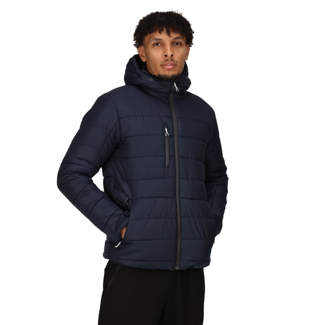 Gewebetechnik: Strapazierfähig, isolierend, Thermisch, Warmloft-Isolierung. Materialzusammensetzung (%): 100% Polyester. Gewebe: Ripstop-Gewebe. Design: Logo. Kontrastfarbener Reißverschluss, Wattiert. Mit Kapuze. Langärmlig. Kapuzenmerkmale: mit Kordelzug, angenähte Kapuze. Durchgehender Reißverschluss. Taschenart: Zwei Seitentaschen, 1 Brusttasche, Reißverschluss, 1 Innentasche. Bündchen: anpassbar, Klettverschlusslasche. Futterstoff: Verdeckter Reißverschluss. Material: Recycelbar.