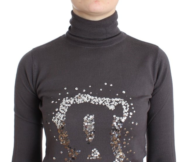 Nuevo con etiquetas  
100% Auténtico suéter de cuello alto John Galliano  
Hecho de 100% lana virgen  
Color: Marrón  
Diseño de cuello alto  
Detalles del logo  
Impresión de periódico  
Suéter ligero  
Viene con etiquetas originales y bolsa de la tienda  
Material: 100% lana virgen