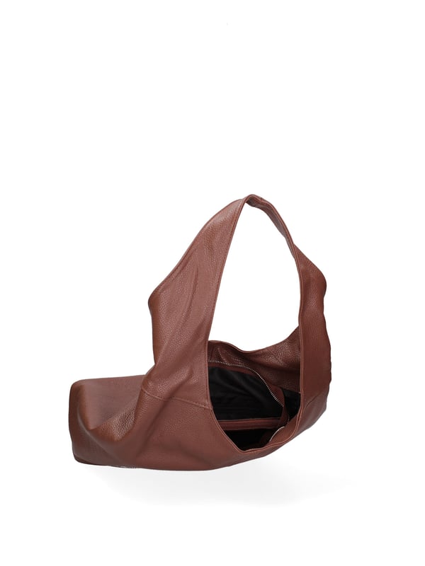 Bolso tipo cartera para mujer. El cierre es con cremallera. Los bolsillos internos son dos con cremallera y dos abiertos. Los bolsillos externos están ausentes. Falta la correa para el hombro. El mango es de piel. Hay dos compartimentos internos. El material exterior es piel auténtica tipo dólar. Internamente está forrado en tejido 70% algodón - 30% poliéster. Medidas: 39x55x13 cm. Hecho en Italia