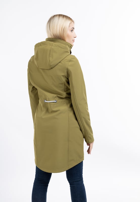 Geen vulling  Overtuig jezelf van deze sportieve, chique softshell jas van Schmuddelwedda. Het model is ademend, wind- en waterafstotend en scoort met een stijlvolle lengte die goed over het zitvlak valt en met een tailleband tot aan het figuur kan worden opgetrokken. Bijzonder opmerkelijk zijn de twee praktische zakken en de vele liefdevol doordachte details zoals de voor Schmuddelwedda typische koorden, borduursels, reliëfoogjes en koordstoppers.  softshell jas