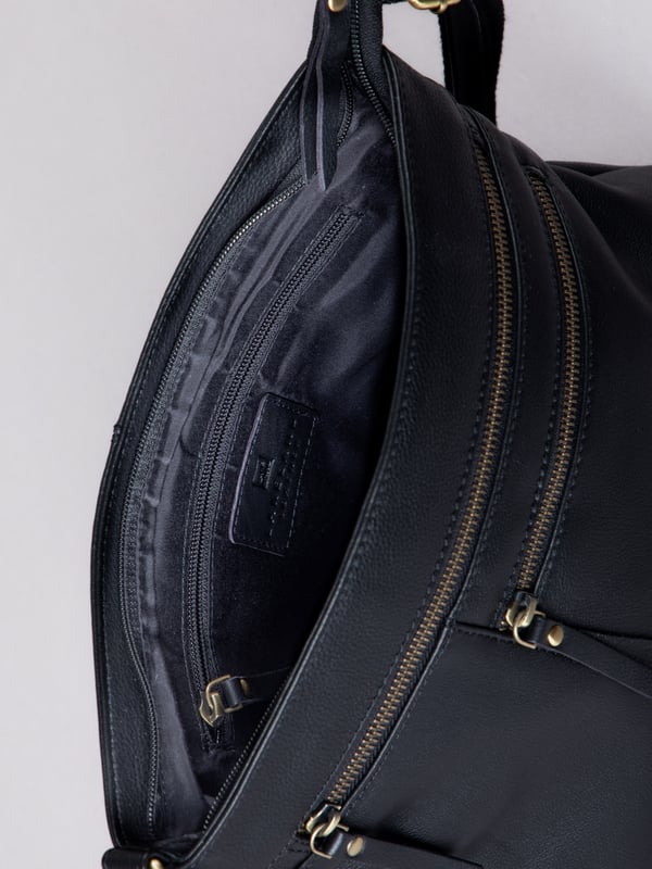 Expertly crafted from premium leather, the Winleigh cross body bag is as practical as it is stylish. Dual front zip pockets elevate this structured silhouette, whilst the adjustable cross body strap allows for versatile and comfortable wear. With plenty of room inside, this classic black bag is ideal for every day.