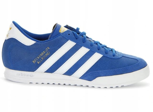Adidas Beckenbauer Herren Sneaker Blau Adidas Beckenbauer Sneaker werden von Franz Beckenbauer unterstützt, einem der größten deutschen Fußballer aller Zeiten. Er verlieh diesem Schuh sein Gesicht, das auf jedem einzelnen Zungenetikett zu sehen ist.
Obermaterial aus Leder/Wildleder
Innenmaterial aus Textil
Gummisohle
Trefoil-Profil
Schnürverschluss