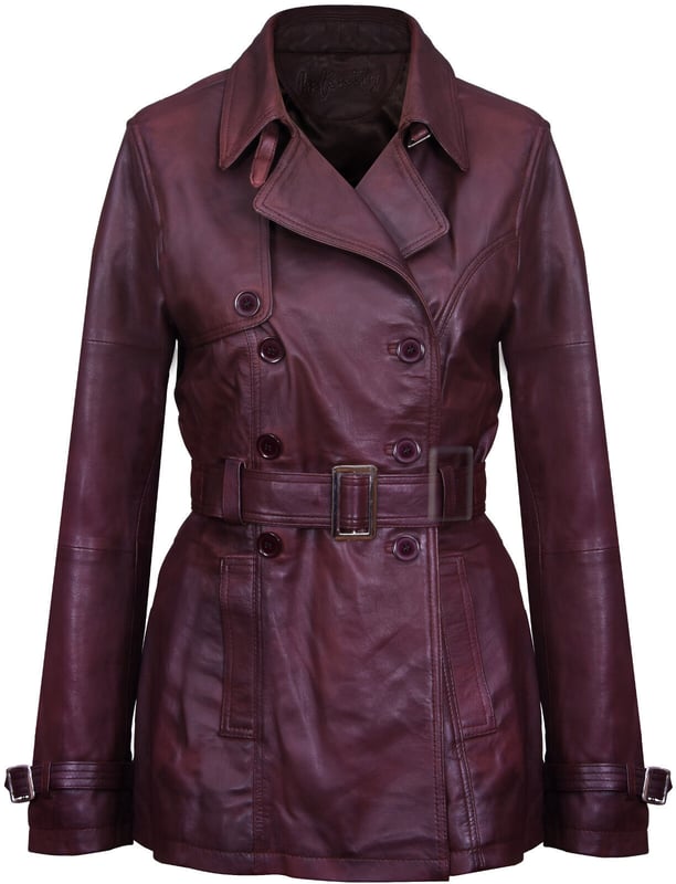 Treffen Sie zeitlose Eleganz mit unserem klassischen Trenchcoat. Dieses zweireihige Meisterwerk zeigt die ikonischen Merkmale, die den Trenchcoat-Stil ausmachen. Sein traditioneller Drei-Knopf-Verschluss führt zu einem gekerbten Kragen, der mit einer Schnalle gesichert werden kann und für zusätzliche Wärme an einen klassischen Hemdkragen erinnert. Die längere Länge der Jacke bietet zusätzlichen Schutz vor Kälte und macht sie zu einem vielseitigen Must-have für die Wintergarderobe. Wichtige Designelemente:  Hergestellt Aus 100 % hochwertigem, ultraweichem Nappaleder für unübertroffene Qualität und Komfort. Klassischer Trenchcoat-Stil mit zweireihigem Design und Knopfverschluss. Verstellbarer Bindegürtel und Riemen an der Bündchen sorgen für eine maßgeschneiderte Passform, die sich Ihrer Figur anpasst. Eingekerbter Kragen mit Schnalle für zusätzlichen Stil und Wärme. Zwei diskrete Handwärmtaschen an der Taille bieten praktischen Stauraum.  Dieser Trenchcoat kombiniert mühelos zeitlosen Stil mit Funktionalität und macht ihn zu einem Must-have für alle, die klassische Mode und Schutz vor den Elementen schätzen. Werten Sie Ihre Garderobe mit diesem ikonischen Stück auf.