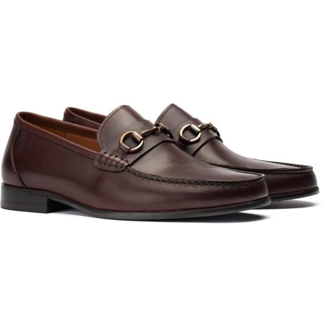 Der Sole Raz Loafer strahlt raffinierte Eleganz aus und ist exklusiv bei Sole erhältlich. Dieser elegante, schlanke Loafer verkörpert Schuhluxus mit seinem reichhaltigen braunen Lederobermaterial, dem metallischen Snaffle und der subtil strukturierten Sohle. Das sanfte Lederfutter und die Innensohle bieten atmungsaktiven Komfort. Unaufdringlich und doch anspruchsvoll präsentiert die klare Silhouette dieses Loafers seine mühelose Eleganz, egal ob Sie ihn mit einem Anzug, Jeans oder Chinos kombinieren. Einfach luxuriös, ist der Raz Loafer eine makellose Bereicherung für Ihre Garderobe.