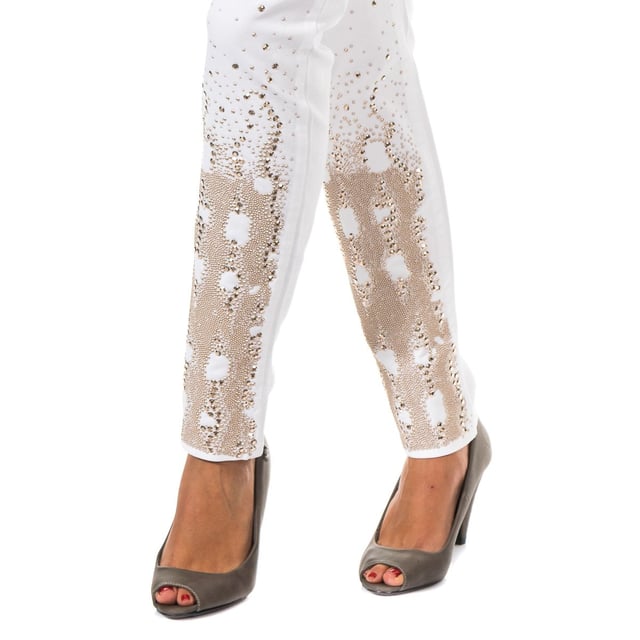 Long denim trousers. 
 White color. 
 Design with gold studs on the front. 
 Zipper closure and buttons, on the front. 
 Waist with belt loops. 
 Two open pockets, on the front. 
 Two open pockets at the back. 
 Metallic application with the name of the engraved mark, on one of the back pockets. 
 Basses with narrow cut. 
 Stitched seams.
 Composition: 97% Cotton. - 3% Elastane.
 Care:
Washing instructions:
 - Wash maximum at 40ºC.
 - Iron at medium temperature, max. 110ºC.
 - Allows you to use a dryer.
 - Do not use bleach.
 - Does not support dry cleaning.