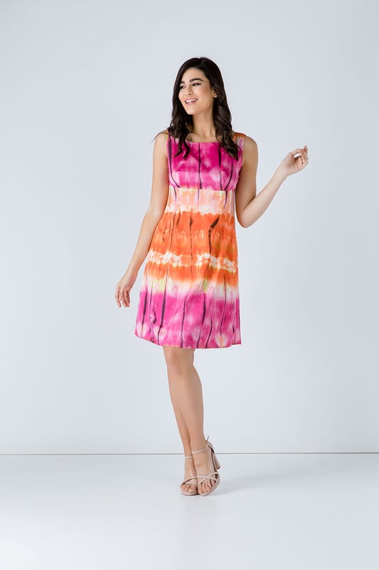 Vestido estampado multicolor sin mangas y escote barco. Costura debajo del busto con pliegues justo debajo en la parte delantera y trasera. Cierre con cremallera oculta en la espalda. Línea Imperio. Nuestro modelo mide 172 cm y lleva la talla 36/S. Medidas de la talla 38 (en cm): Hombro -37; Pecho-42; cintura-40; Abajo-57; Longitud del cuerpo-92. 92%PES-8%ELASTANO