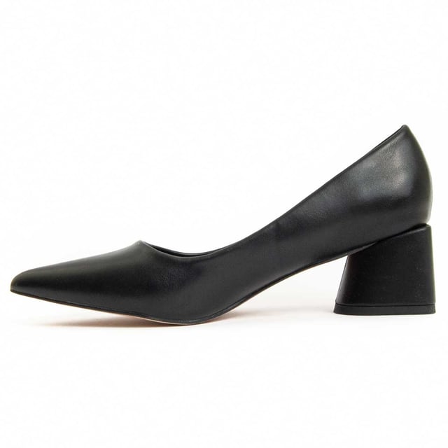 Women's heeled shoe. Comfortable fit. Cushioned insole made of natural leather. Manufactured by other brands for our brand. Approximate measurement: 4 cm heel.