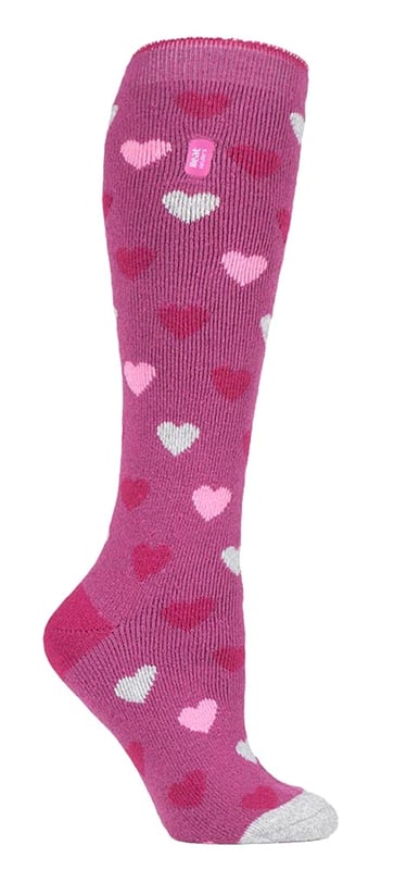 Die neue Heat Holders Lite Socke ist da! Jetzt mit einem extra langen Modell! Die Schöpfer der Heat Holders haben auf den Wunsch der Kunden gehört, eine Thermosocke zu kreieren, die nicht so klobig ist. Jetzt passen die Heat Holders in einen normalen Kleidungsschuh oder Turnschuh. Aber mit einer soliden Tog-Einstufung von 1,6 sind Ihre Füße immer noch extrem warm! Mit den vielen fabelhaften Mergel-Twist-Modellen, die zur Auswahl stehen, sind Ihre Füße elegant und warm zugleich - wer würde das nicht wollen? Diese Version der Heat Holders Lite Socken ist extra lang und reicht bis knapp unter das Knie, so dass Sie Ihr ganzes Bein wärmen können. Hauptmerkmale Heat Holders Yarn - Unser speziell entwickeltes Thermogarn bietet eine leistungsstarke Isolierung gegen Kälte und eine hervorragende Feuchtigkeitsableitung. Heat Holders Loops - Die innovative Stricktechnologie erzeugt unseren einzigartigen, extra langen Schlingenflor, der mehr warme Luft einschließt und den TOG-Wert erhöht. Heat Holders Brushing - Unser fachmännisches Bürstverfahren maximiert die Menge an warmer Luft, die in jeder Socke gehalten wird, und sorgt so für absolute Wärme und ganztägigen Komfort. Heat Holders Lite Long Tog rating - Diese Socken wurden wissenschaftlich getestet, um 5x wärmer zu sein als eine einfache Baumwollsocke, mit einem Tog rating von 1,6. Diese neue Version der Heat Holders löst das Problem des zu dicken" Elements der ursprünglichen Heat Holders. Diese Thermo-Wintersocken sind dünn genug, um in Ihre Alltagsschuhe zu passen, aber dick genug, damit die Wärmeisolierungstechniken von Heat Holders noch funktionieren. Wenn Sie Schwierigkeiten haben, Ihre dicken Original Heat Holders in Ihre Stiefel oder Schuhe zu bekommen, dann haben wir hier die Lösung für Sie! Diese Socken bestehen aus 91 % Acryl, 5 % Nylon, 3 % Polyester, 1 % Elasthan, haben die Damengrößen 4-8 UK und sind in 4 verschiedenen Farben erhältlich: Schwarz-grau gestreift, marineblau gepunktet, rosa Herzen und lila gepunktet. Sie sind sicher maschinenwaschbar.