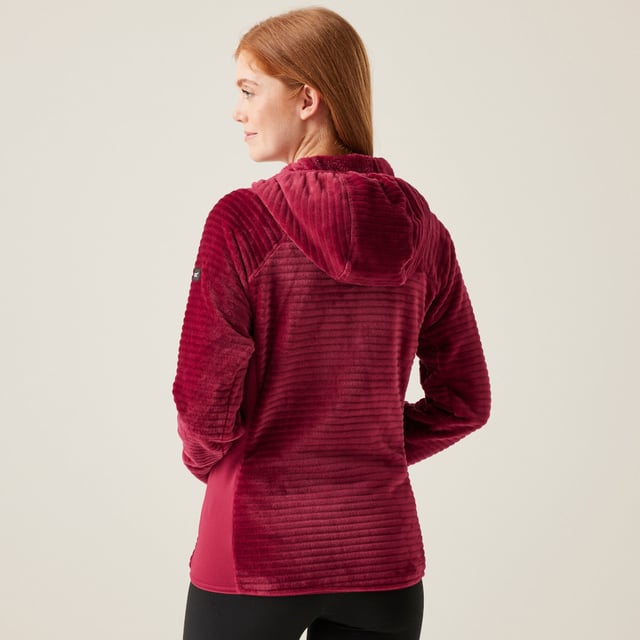 The Endra women's fleece from Regatta effortlessly combines fashion with functionality. It features a brushed-back finish for a cosy feel that lasts. The incorporation of Extol Stretch warm-backed knitted fabric ensures flexibility. With Reach Technology, including an underarm gusset, you're guaranteed unrestricted movement. Complete with a grown-on hood and stretch binding to hood opening, cuffs and hem.