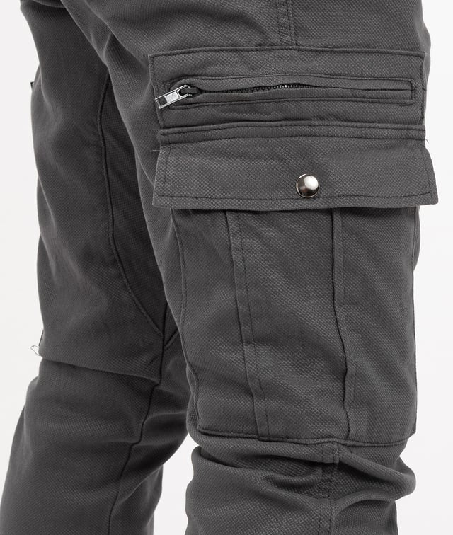 Die Chino Hosen von Rock Creek eignen sich ganz ausgezeichnet für legere Casual-Looks. Sie bieten eine angenehm weite Passform und sehen dabei auch noch richtig lässig aus. Beim gemütlichen Stadtbummel, beim Familienausflug oder in der Uni leisten die komfortablen Hosen gute Dienste. Darüber hinaus zeichnen sich die Chinos von Rock-Creek durch eine erstklassige Verarbeitung und eine hohe Qualität aus.