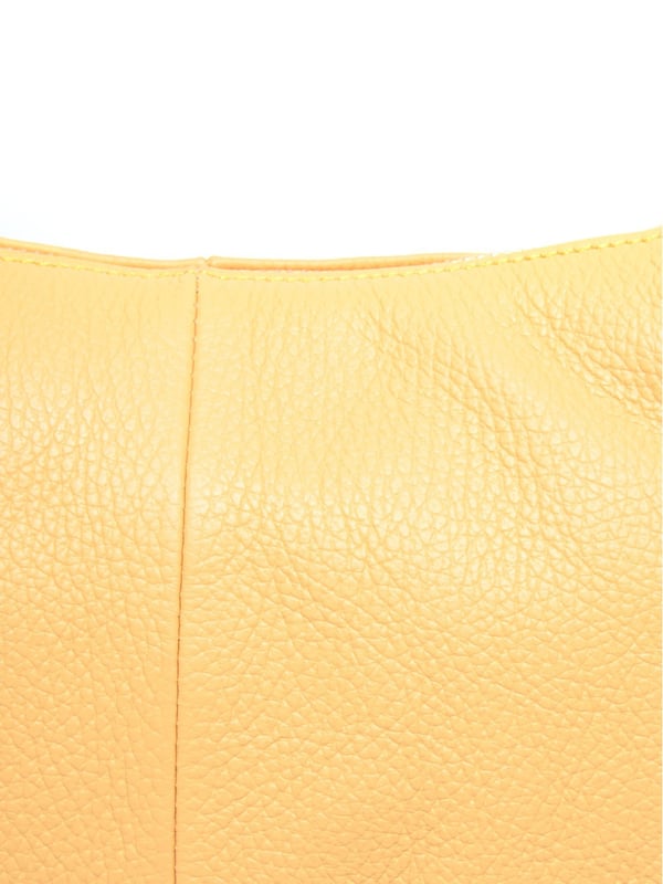 Handbag
100% cow leather
Top zip closure
Inner zip pocket
Dimensions : 22x31x2 cm
Handle: 47 cm adjustable