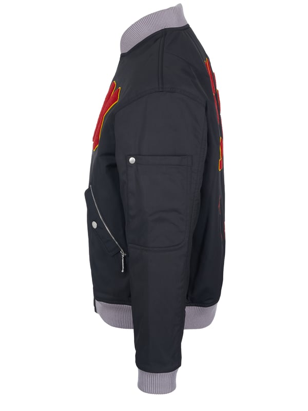 52% poliéster, 48% poliamida; chaqueta Kenzo;  Modelo: PFC65BL12790C 99;  Mano de obra de alta calidad;  cuello universitario;  Cremallera;  Dos bolsillos delanteros;  Un bolsillo en la manga;  Forro acolchado;  Detalles del logotipo de Kenzo